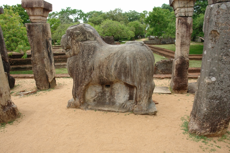 Летний домик древних правителей Шри-Ланки. Полонарува, Шри-Ланка (Second capital ruler’s summer house Polonnaruwa, Sri-Lanka)